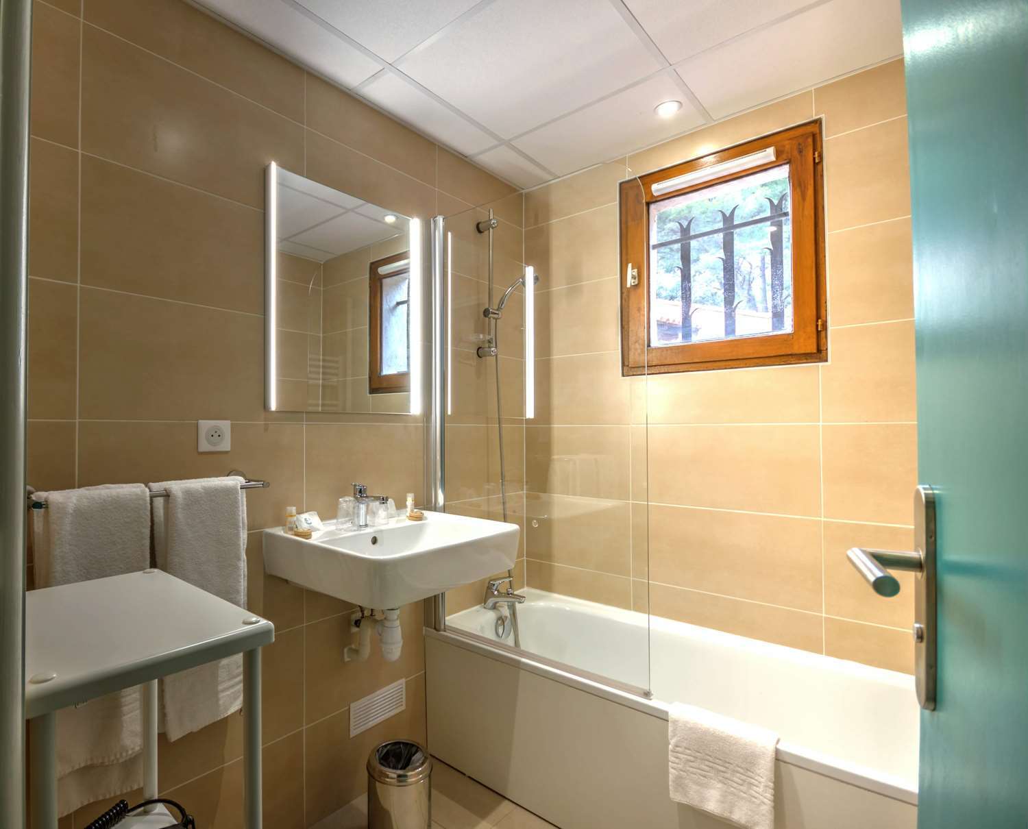Best Western Domaine De Roquerousse Salon-de-Provence Bagian luar foto
